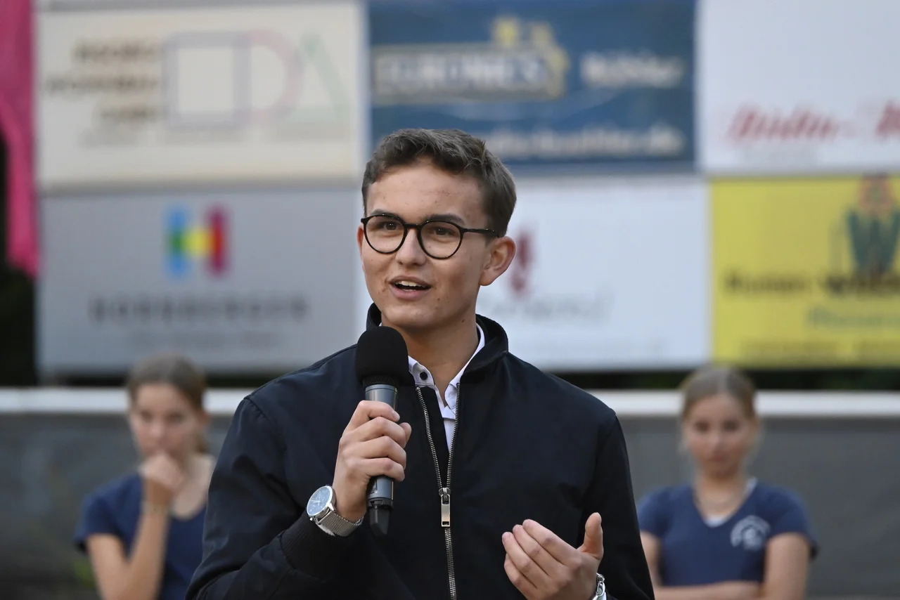 Luis Tillman mit Mikrofon bei einer Veranstaltung