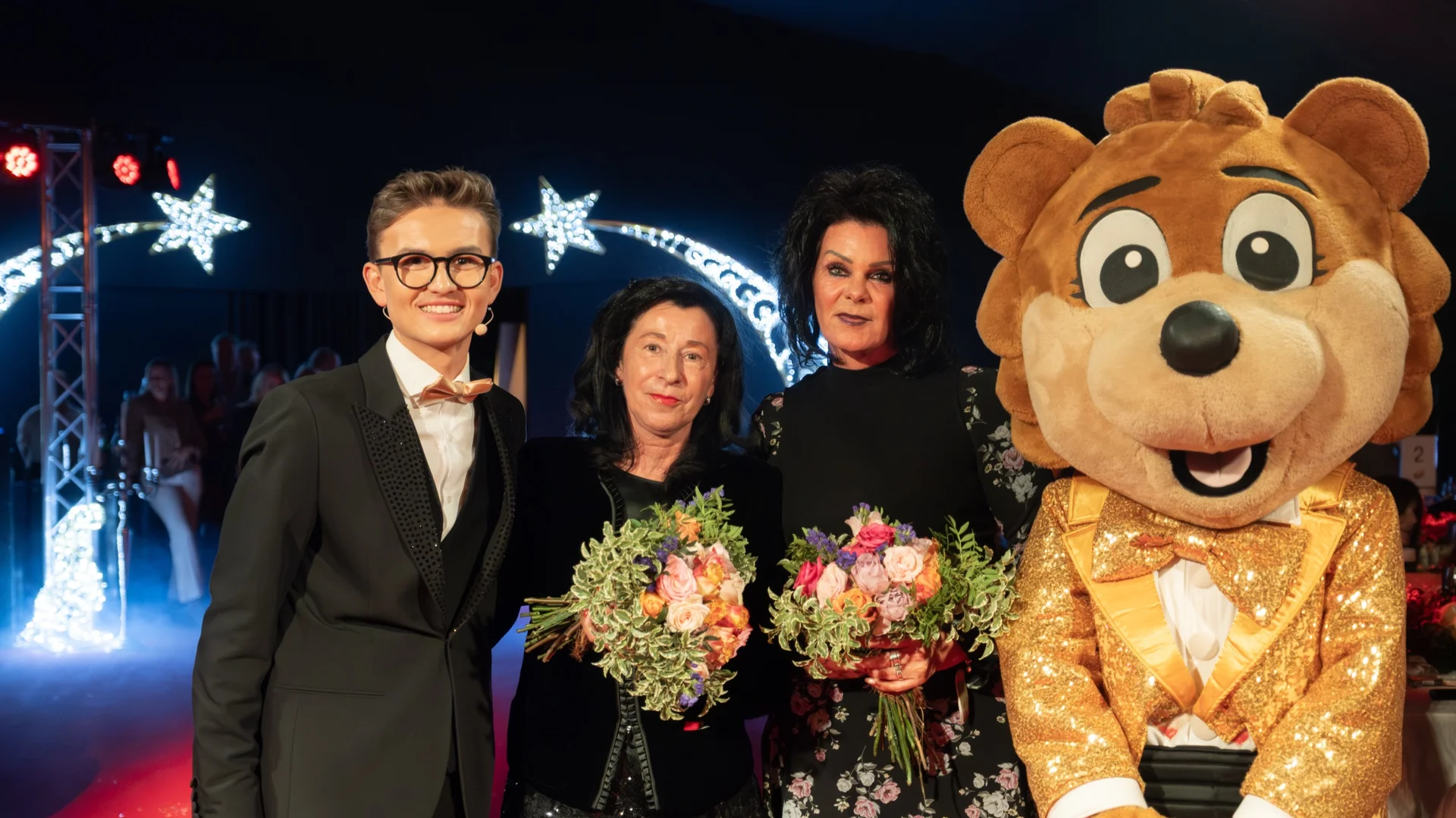 Luis Tillman mit Maskottchen bei einer Abendgala